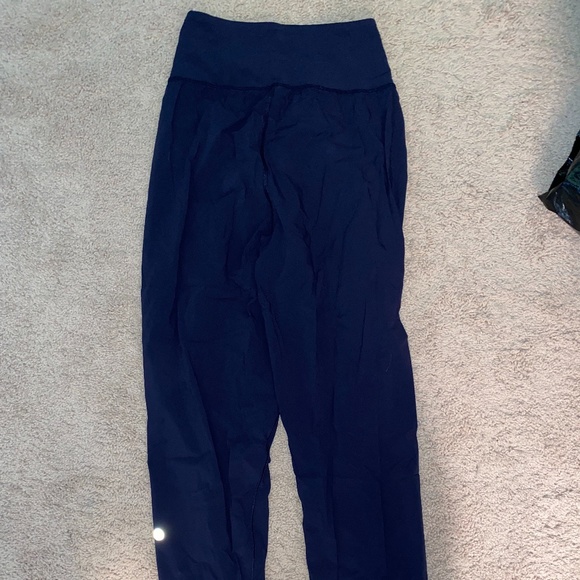 Lululemon size 2 navy jogger - Picture 1 of 4